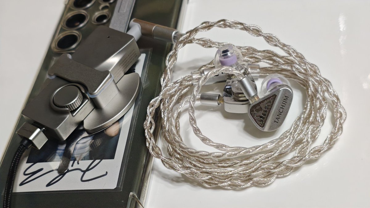 jackbeanMonkey's tweet photo. 皆様こんにちは☀

午後のお供は
IEM ➠ TANCHJIM × Effect Audio Force
CABLE ➠ 付属ケーブル
DAC ➠ 水月雨 MoonRiver3

良い感じ✨️ https://t.co/O30uvbJxNR