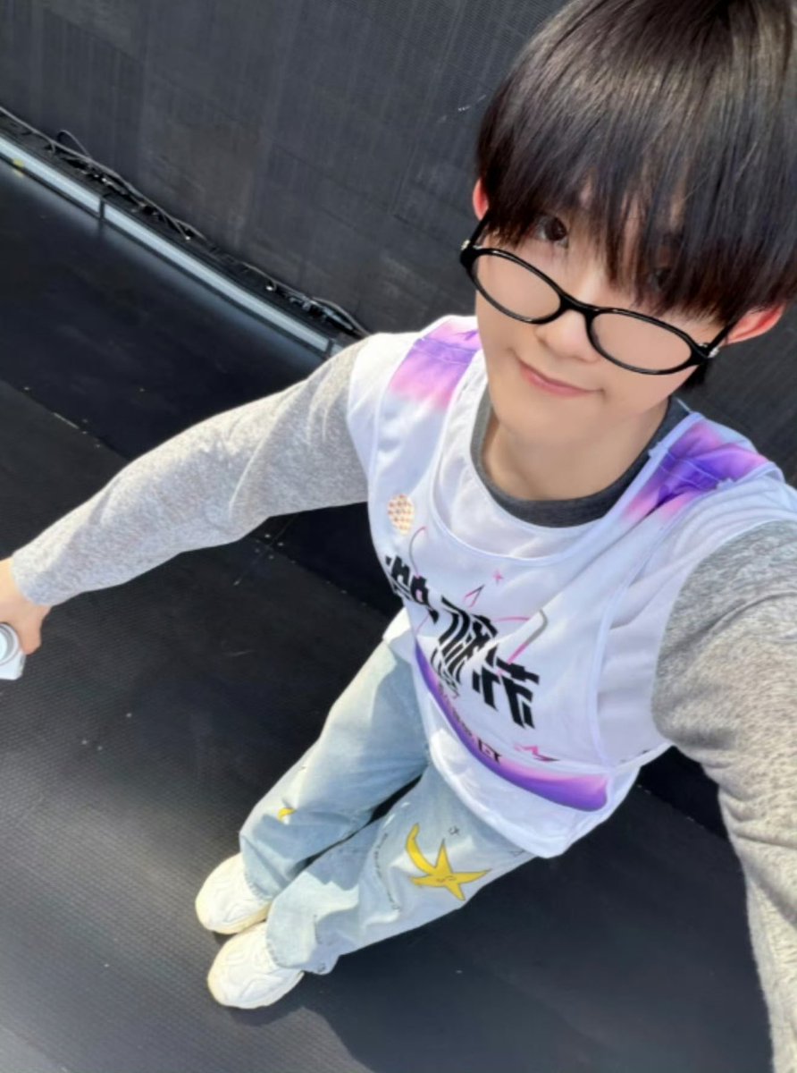 oootnotof3's tweet photo. 右边的呆瓜小子虽呆但是他真的很喜欢坐在左边这个金毛耳钉打了一堆的不良脸上磨逼，你问他为什么。他只会说：自己老公长了这么挺得鼻子不用白不用，另外他真的很喜欢吃小苏的逼。本意只想用他鼻子磨，但他每次都会把小苏往下拽，用舌头伸进来，真的很那个。 https://t.co/DpZ3Iz1d9O