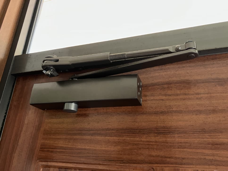 tetsu_p808's tweet photo. 実家のドアクローザーが油漏れで、ドアの閉まる速度が危険な状態になっていたので新品に交換🪛
before → after https://t.co/0x40ILyuXy
