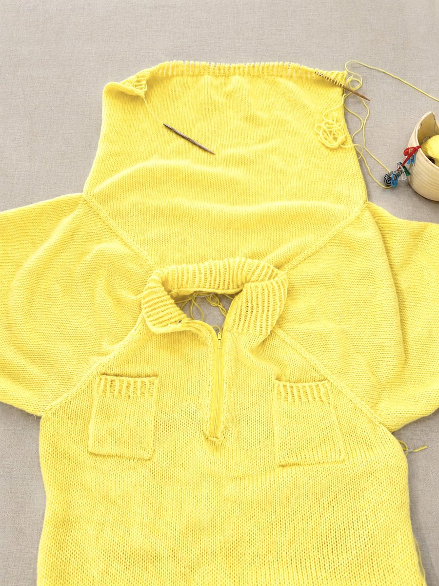knitting_hello's tweet photo. 8月の始まり＼(^o^)／ﾊｼﾞﾏﾀ

誕生月なのに、暑いのは苦手ですが 昨日バタバタと
yellow sweaterの総ねじりゴム編み祭りをして ここまできました😊 8月は このセーターを完成させたり、編み会に行きます✨️（セーターのbackのみAI処理） https://t.co/HXpAPKvhX1