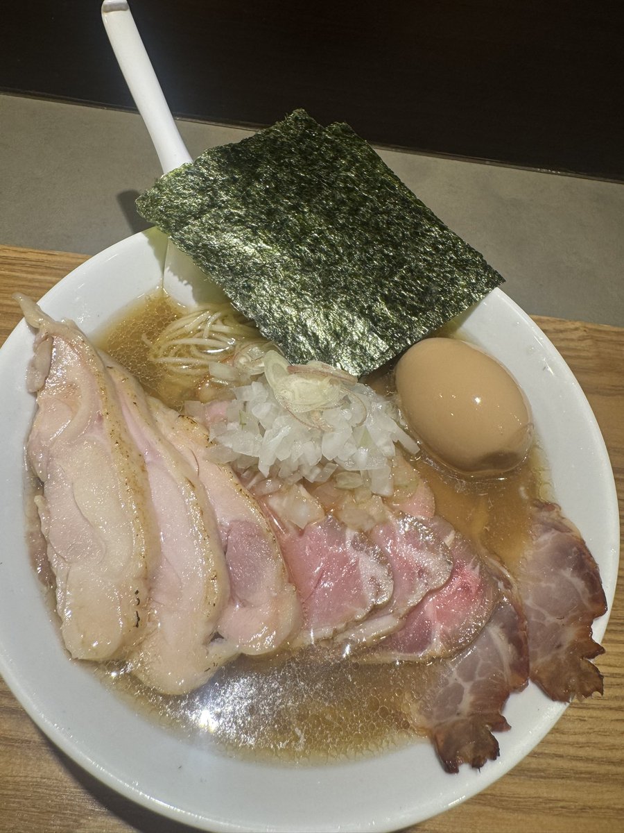 EPK4M8J8RH4229's tweet photo. 煮干 閏@本郷（7/29）

特製冷やし飴
肉増し
冷やし和え玉

水と煮干で作られたクリアなスープは煮干の旨味が凝縮されていてほんのりビター🥰
🧊🐟💧が火照ったカラダに沁み渡る😇ツルパツ麺もすすり心地抜群👍
３種の🍖もマシマシ🍖🍖にしてウマウマ🐴🐴
冷やし和え玉もペロリ瞬殺でした😋🙏 https://t.co/9bYmFgWd2A