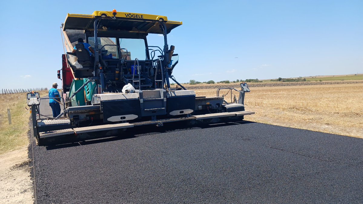 bthn_cgrci's tweet photo. #EdirnemizeYakışacakYollar 🛣️

3 yıldır durmadan, ara vermeden 253 köyümüzün yollarında çalışıyor; daha güvenli, daha konforlu ve standartları yüksek ulaşım altyapısını ilmek ilmek inşa ediyoruz.

Çalışmalarımız Keşan/Türkmen–Gündüzler Grup Yolunda tüm hızıyla devam ediyor. 🚧

Köylerimizi güçlü ulaşım ağıyla buluşturuyor, kırsal kalkınmayı destekleyen yatırımlarımızı kararlılıkla sürdürüyoruz.

İlimize, ilçemize, köylerimize hayırlı olsun. 🇹🇷⤵️📸

@Yunus_Sezer_ 
@edirne_valiligi 
@ozelidareedirne