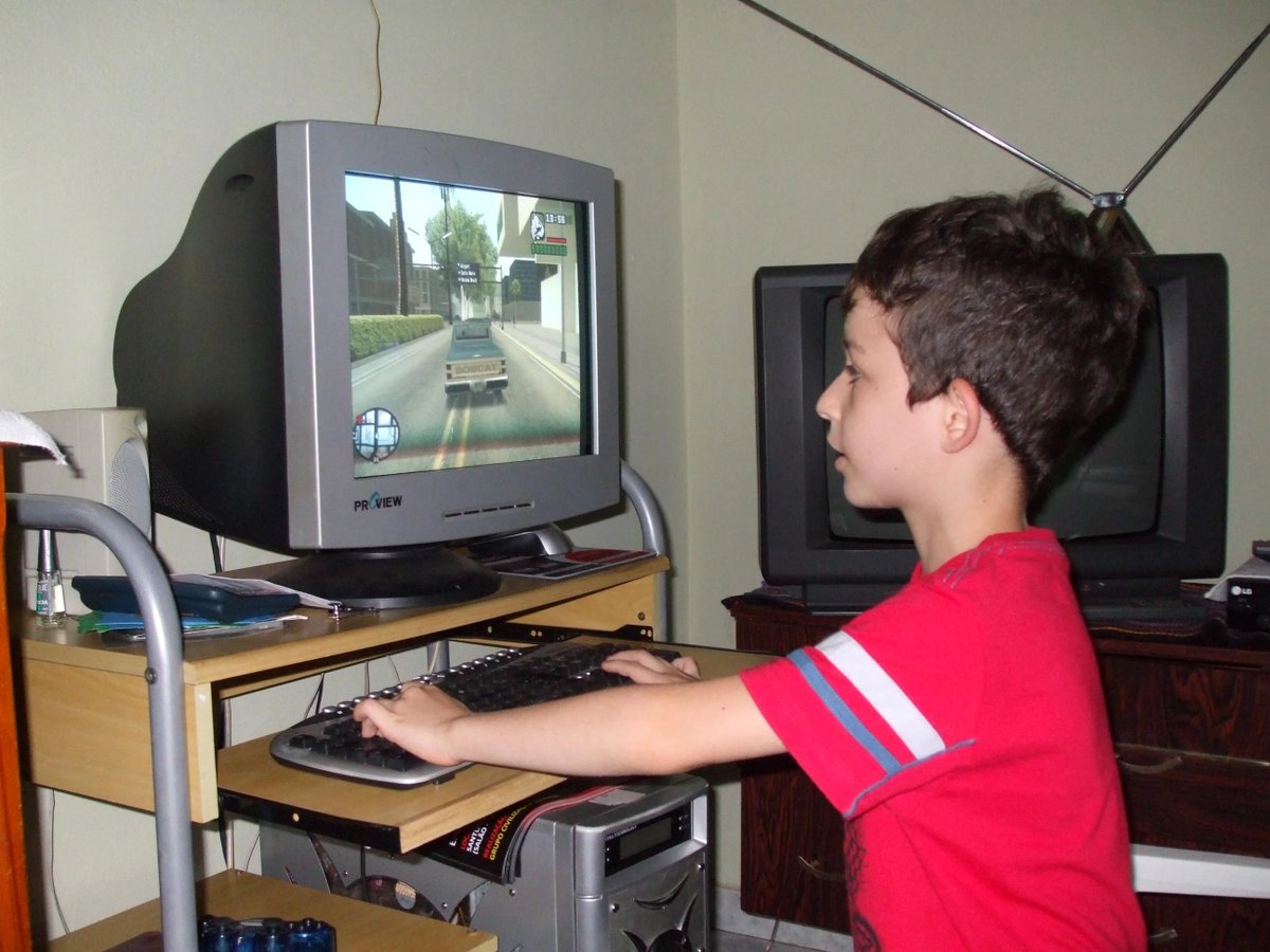 _GTAVI_'s tweet photo. A kid playing GTA San Andreas in 2007 https://t.co/i8W9WL9s09