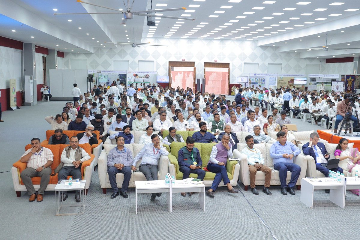 cotcorp_ho's tweet photo. A landmark moment at CCI's 56th Foundation Day was the launch of the 'Kapas Darshan' Bulletin by Hon'ble Union Minister of Textiles Shri Giriraj Singh, in the presence of Hon'ble Ministers from the Government of Maharashtra, Ms. Padmini Singla, Joint Secretary (Fibre), Smt Vrunda Desai, Textile Commissioner, Shri Lalit Kumar Gupta, CMD, CCI, and other dignitaries. The Bulletin will empower cotton farmers with timely advisories on weather, markets, scientific cultivation, quality management and Government schemes, enabling informed decisions and improved productivity.