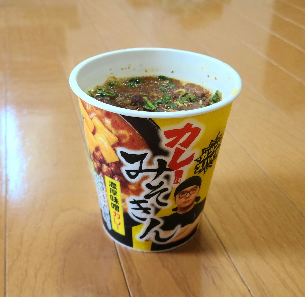 Damegane_chat's tweet photo. カレーみそきんのレビュー観ながらカレーみそきん食べる🍜🍛 https://t.co/r6ZVTevdgR