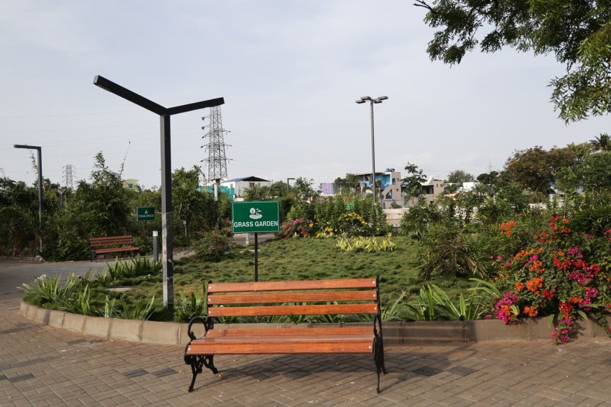 CbeCorp's tweet photo. மாண்புமிகு பிற்படுத்தப்பட்டோர் நலத்துறை அமைச்சர் திரு.வே.சம்பத்குமார் அவர்கள், கோயம்புத்தூர் மாநகராட்சி கிழக்கு மண்டலத்திற்குட்பட்ட சிங்காநல்லூர், SIHS காலனி, காவேரி நகர் பகுதியில் மாநகராட்சி பொதுநிதியின் கீழ் ரூ.2.36 கோடி மதிப்பீட்டில் அமைக்கப்பட்டுள்ள மூங்கில் பூங்காவினை பொதுமக்கள் பயன்பாட்டிற்காக திறந்து வைத்து, பார்வையிட்டார்கள். உடன் மாவட்ட ஆட்சித்தலைவர் திரு.பவன்குமார் க.கிரியப்பனவர் இ.ஆ.ப., அவர்கள், மாநகராட்சி ஆணையாளர் திரு.கட்டா ரவி தேஜா இ.ஆ.ப., அவர்கள், சிங்காநல்லூர் சட்டமன்ற உறுப்பினர் திரு.கே.எஸ்.ஸ்ரீகிரி பிரசாத் அவர்கள், கிழக்கு மண்டல தலைவர் திருமதி. இலக்குமி இளஞ்செல்விகார்த்திக், துணை மாநகரப் பொறியாளர் திரு.எழில்(பொ), உதவி ஆணையர் திரு.தட்சிணாமூர்த்தி, உதவி செயற்பொறியாளர் திரு.இளங்கோவன்(பொ), மாமன்ற உறுப்பினர் திரு.தர்மராஜ், உதவி பொறியாளர் திரு.ராஜராஜேஸ்வரன் மற்றும் மாநகராட்சி அலுவலர்கள் உட்பட பலர் உள்ளனர் 01.08.2026

#Coimbatore
#CoimbatoreCorporation
#BambooPark
#GreenCoimbatore
#UrbanGreening
#PublicParks

@CMOTamilnadu @tvksampathcbe @MawsTamilNadu @TNDIPRNEWS