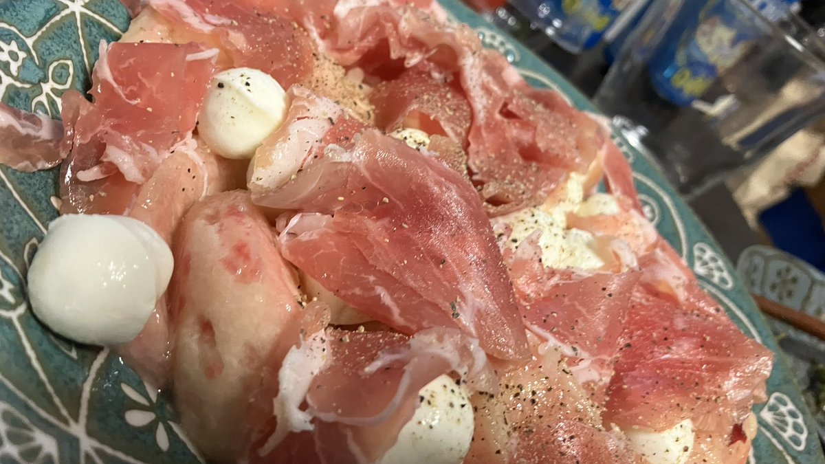 snkn_shito's tweet photo. 同僚が来てくれたので、オウチヒル���ミ
鰹の薬味た��ぷり和風カルパッチョと、もものかぷれーっぽいやつ。新しいレシピも試したいなぁ https://t.co/zwSqmFBiyS