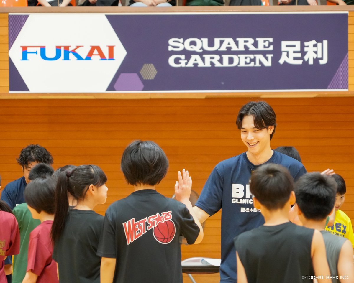 utsunomiyabrex's tweet photo. 【BREX with】
8/1(土)、FUKAI SQUARE GARDEN 足利（足利市民体育館）で行われた「栃木銀行 presents ブレックス・クリニックキャラバン2026」に、#24 荒川選手が参加しました。
荒川選手からもらったアドバイスに子どもたちはたくさんチャレンジしていました！

8月下旬、栃木銀行 足利支店にて写真展を行います。
詳細は栃木銀行公式Xアカウントよりお知らせ予定です。
#荒川颯 #BREXwith #BREX