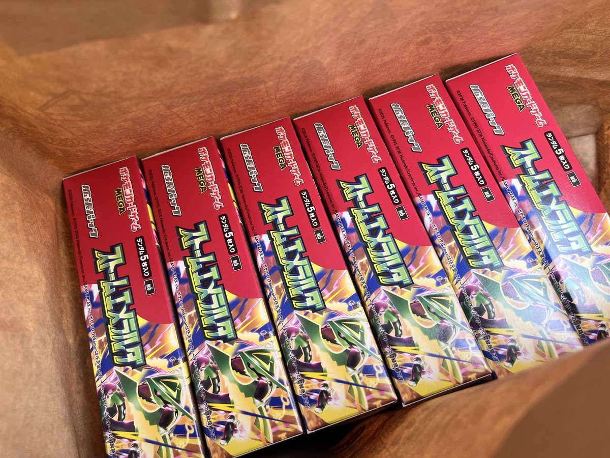 pokecaCamome's tweet photo. 転売ヤーに仲間だと思われて鬱

これ持って当選購入列並んでたら、後ろのベトチャイに「買取ドコ？」「買取高イハドコ？」「大儲け」と笑顔で話しかけられた
全部開けるから一緒にせんでくれキショい https://t.co/N5TtUL3mOl