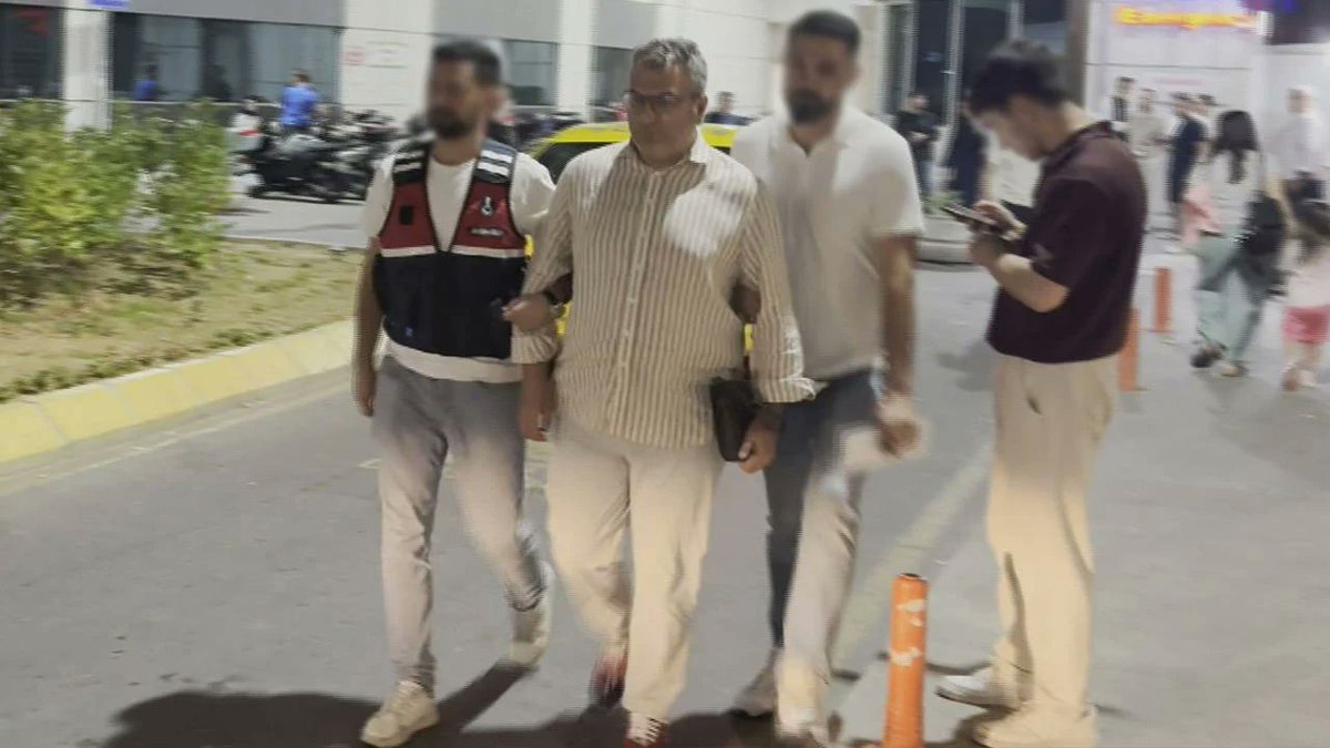 LokmnHokm's tweet photo. Cem Küçük'ün maaşı

"Halkı yanıltıcı bilgiyi alenen yayma" suçlaması ile tutuklanarak cezaevine gönderilen gazeteci Cem Küçük, savcılık ifadesinde aylık gelirinin 43 bin 600 TL olduğunu beyan etti.

Son on yıldır Mücahit Ören'in medyasının çalışıyordu.

Ve maaşı 43 bir 600 TL.

Bu paraya o mesai çok fazla...

Anlaşılan Ören maaşın geri kalan kısmını elden vermiş. Yani bu durumda vergi kaçırmış. 

Şimdi beni aldı bir merak  Fuat Uğur'un, Emin Pazarcı'nın ve her kelimesinde "ah alan" isimlerin maaşı kaç lira caba.

Ne garip değil mi yıllardır insanlar daha tutuklanmadan tutuklancak mesajı atan ve göz altına alınan isimleri anında linç eden Cem Küçük tutuklandı.