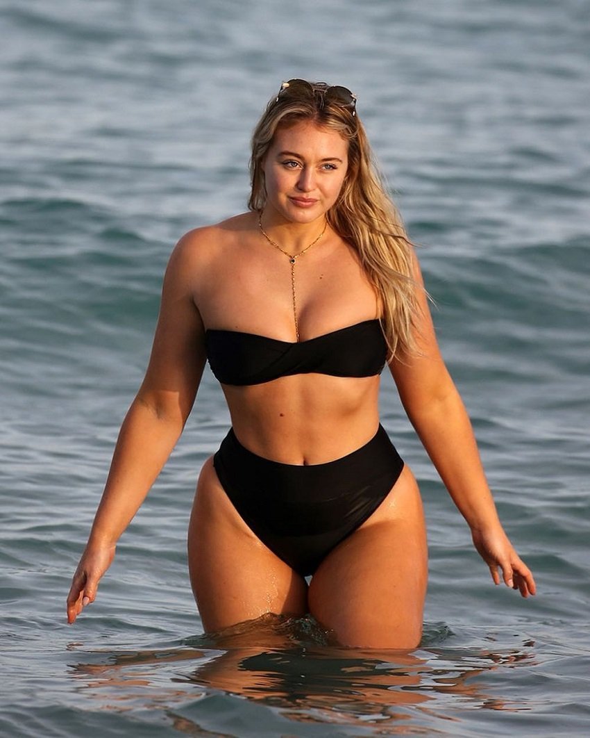 Singaperumal_'s tweet photo. 𝙄𝙨𝙠𝙧𝙖 𝙇𝙖𝙬𝙧𝙚𝙣𝙘𝙚  

🔹 Born September 11, 1990 in Wolverhampton, England  
🔹 35 years old  
🔹 Iconic model &amp; body positivity advocate known for her confidence and beauty  
🔹 Started her modeling career in 2008 https://t.co/wXKawMhzI8