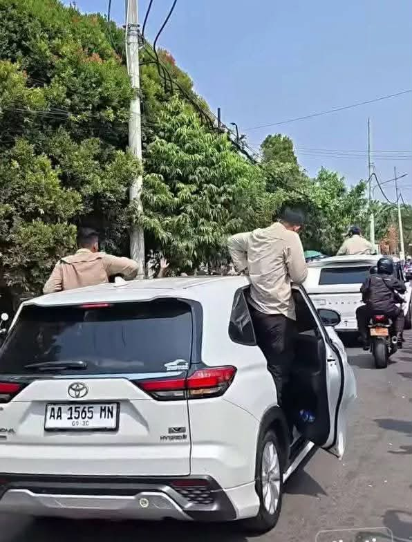 RA_leather's tweet photo. ⚖️Ironi di lapangan: 

Di tengah wacana perluasan data perpajakan, kendaraan pengawal Paspampres (AA 1565 MN) justru terkonfirmasi menunggak pajak Rp8,9 juta. 

Keteladanan fiskal dari internal instansi mutlak diperlukan sebelum menuntut kepatuhan penuh masyarakat.