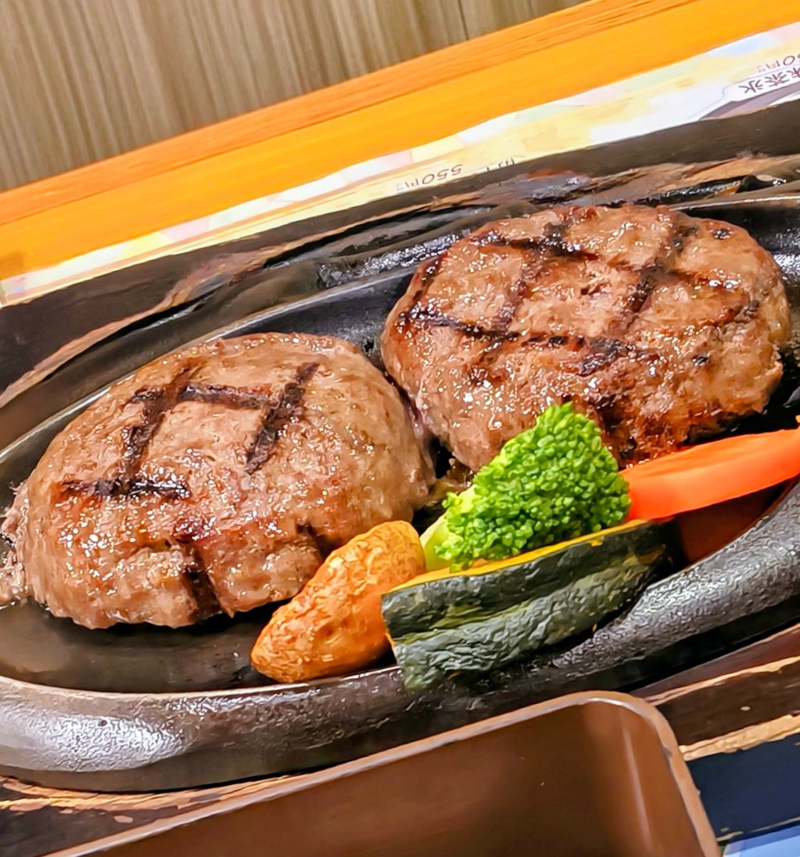 _7788788's tweet photo. 安い、速い、旨い、何度食べても飽きない😍 いつも混んでるからゆっくり出来ないのは仕方ないかな〜😂 気持ち小さくなったように見えるのは食いしん坊の気のせいか🤤
#さわやか https://t.co/oXEI4nQRZW