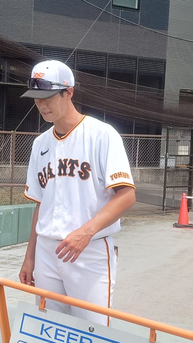 k04Ryzehs254744's tweet photo. 真夏のジャイアンツ球場
門脇色紙初
山城投手
締めは若林コーチ
サインありがとうございます https://t.co/s5LX6geUcU
