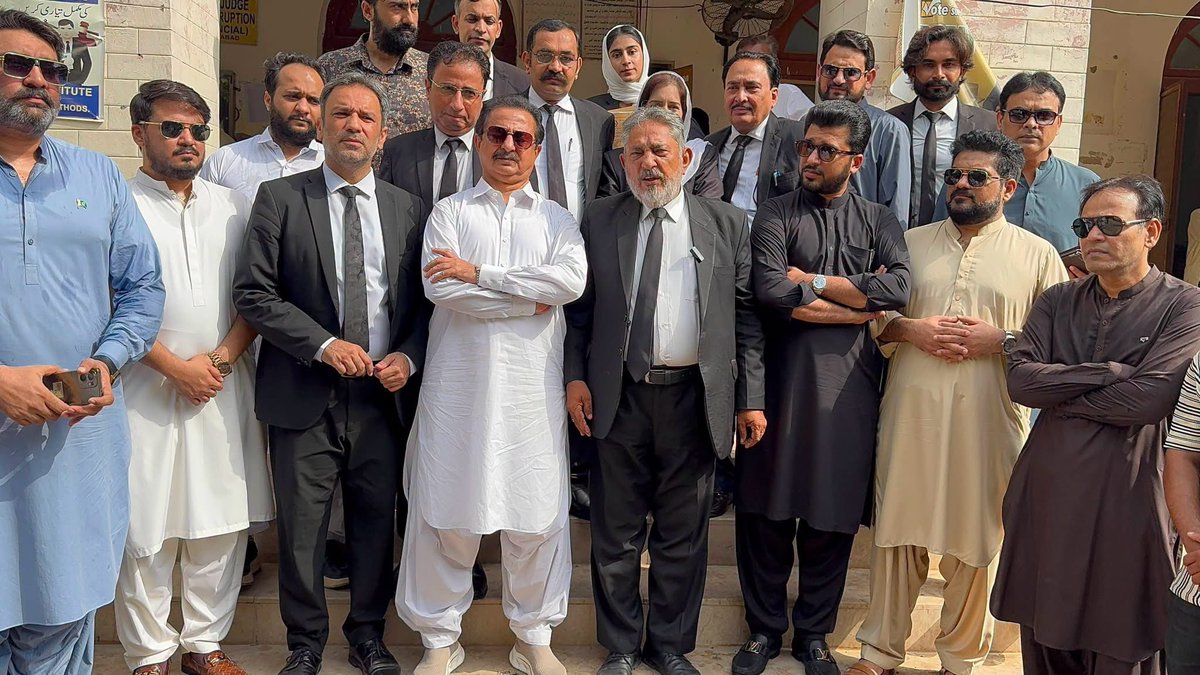 PtiHydUpdat's tweet photo. پی ٹی آئی سندھ کے صدر حلیم عادل شیخ سیشن کورٹ حیدرآباد پہنچے

 سندھ حکومت کی جانب سے درج کیے گئے جھوٹے مقدمے کی سماعت 

مذکوہ کیس میں حلیم عادل شیخ کو پہلے لاہور میں گرفتار کیا گیا تھا بعد میں ایف آئی آر درج کی گئی تھی

عدالت نے کیس کی سماعت 5 ستمبر  تک ملتوی کردی
@HaleemAdil https://t.co/eC59mqfWX1
