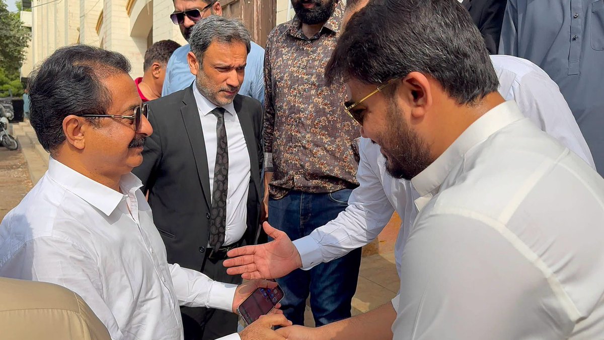 PtiHydUpdat's tweet photo. پی ٹی آئی سندھ کے صدر حلیم عادل شیخ سیشن کورٹ حیدرآباد پہنچے

 سندھ حکومت کی جانب سے درج کیے گئے جھوٹے مقدمے کی سماعت 

مذکوہ کیس میں حلیم عادل شیخ کو پہلے لاہور میں گرفتار کیا گیا تھا بعد میں ایف آئی آر درج کی گئی تھی

عدالت نے کیس کی سماعت 5 ستمبر  تک ملتوی کردی
@HaleemAdil https://t.co/eC59mqfWX1