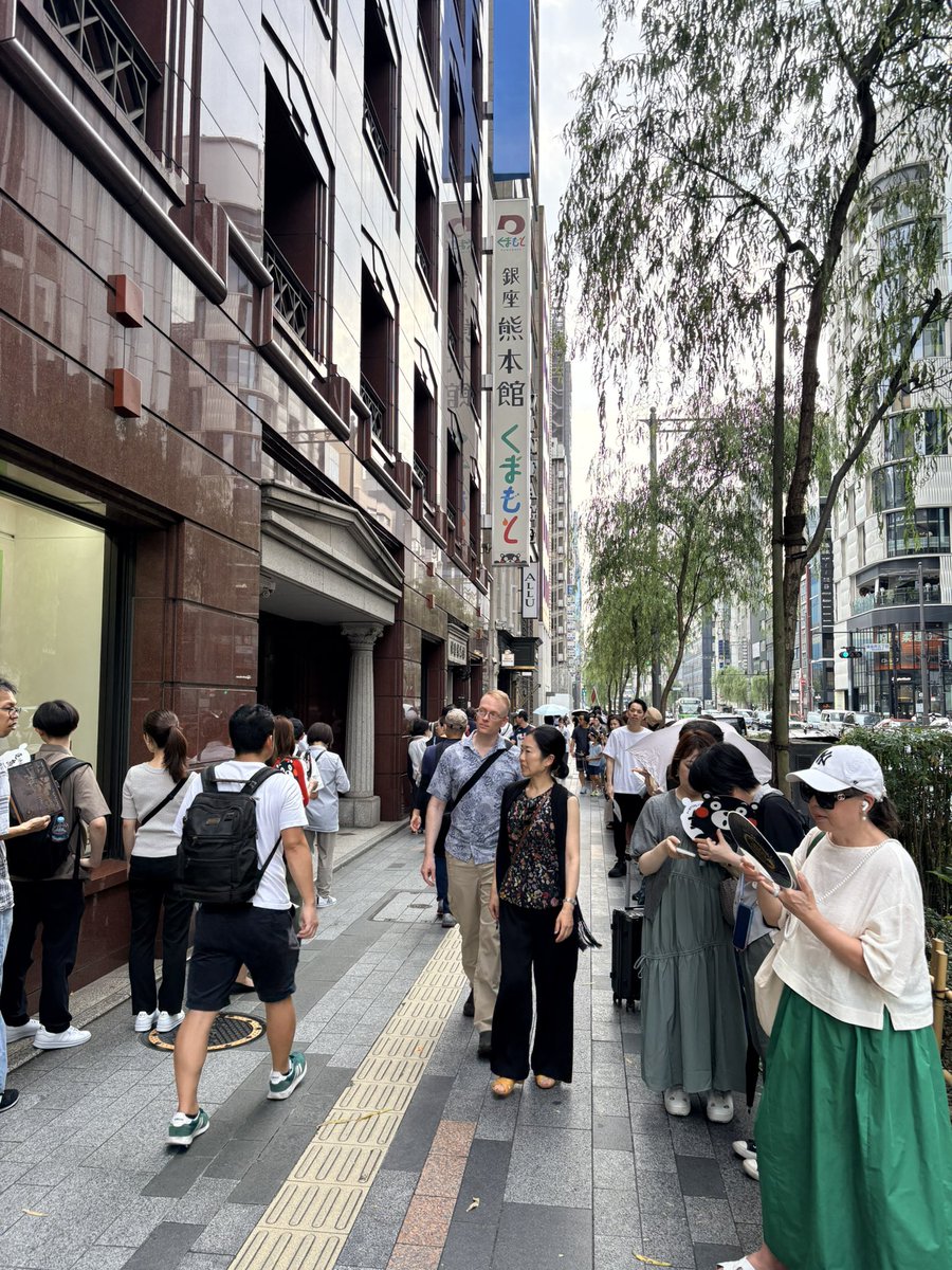 foreist55's tweet photo. 銀座の熊本アンテナショップは大行列ぞ
ただ、義援金だけの人は列に並ばず即対応してくれるのでぜひ来てね！
#熊本 #がんばろう九州 https://t.co/xRRBpDO4Oz