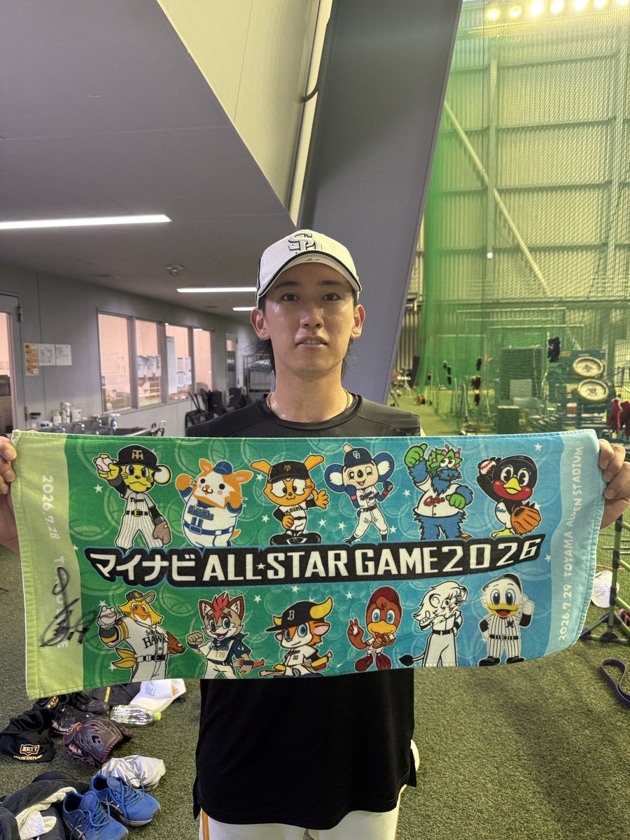 momospo's tweet photo. オールスターゲームに
出場した大津投手‼️
限定タオルにサインを
頂いちゃいました✍️
きょうの番組内で応募方法を
発表します🗳️

きょうのももスポDEEPは⚾️
そのオールスター選手に
密着した企画です✨
このあと夕方5時から放送📺

＃sbhawks ＃ももスポDEEP
＃オールスター ＃球宴 https://t.co/R5mIBTYAgM