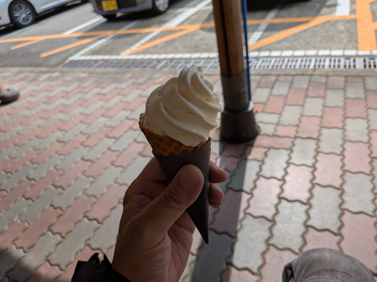 ogupapagsr250f's tweet photo. ひるがの経由で
道の駅しろとりまで来て
アイス食べ中
#道の駅清流の里しろとり
#ライダーの義務
#OGURASTYLE https://t.co/992qrHmb4H
