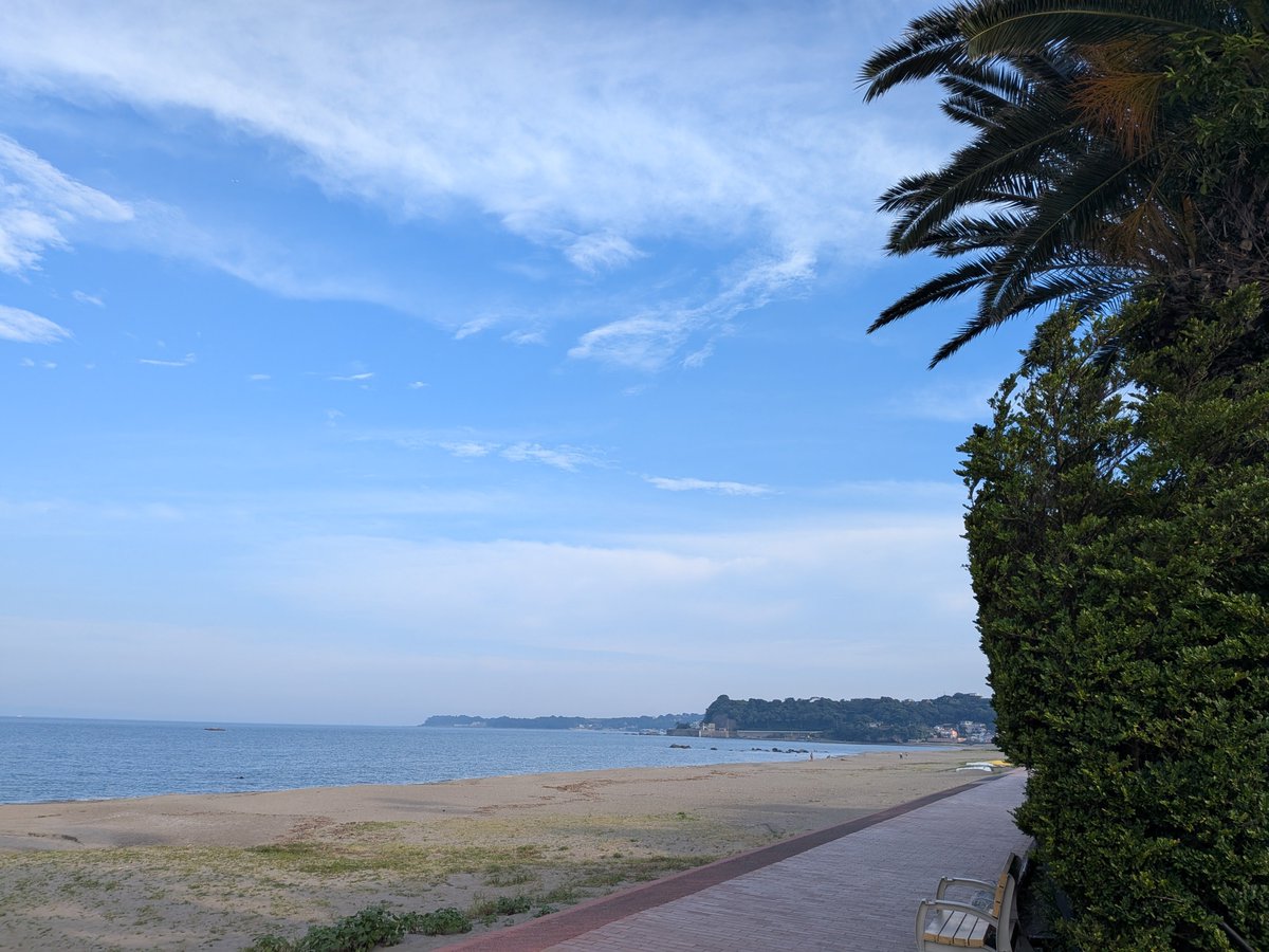 hachiprio's tweet photo. 金曜日、久々に三浦海岸へ。琴音バス停前の駐車場など海岸沿いのエリアは無料のところが多い。三浦市と横須賀市は海岸でのバーべキュー可能。平日だったので人はまばら。 https://t.co/vZWcWt9OiA