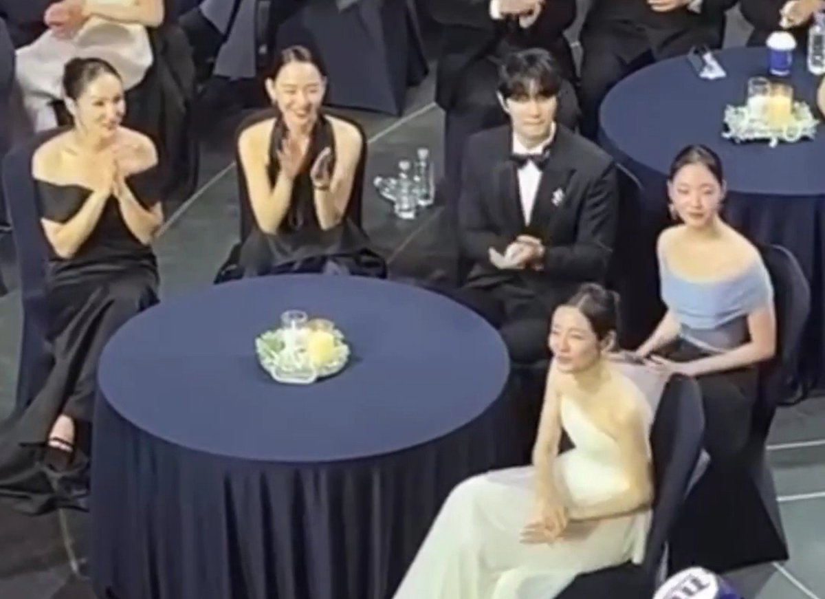 joochocoo's tweet photo. I'm still laughing at this because he was literally the only guy sitting among all those noonas 😂😂😂

His ex-girlfriend sugar mommy Sarah Kim, CEO Jeong Yeo Jin (his ex's former coworker), Kim Yumi (his coworker who eventually became his wife), and Sang Yeon (his little sister who knows all his secrets). 

This man is seriously living a blessed life 😂😂😂 

#KimJaeWon #KimGoeun #ShinHaesun #ParkJihyun #ParkBokyung