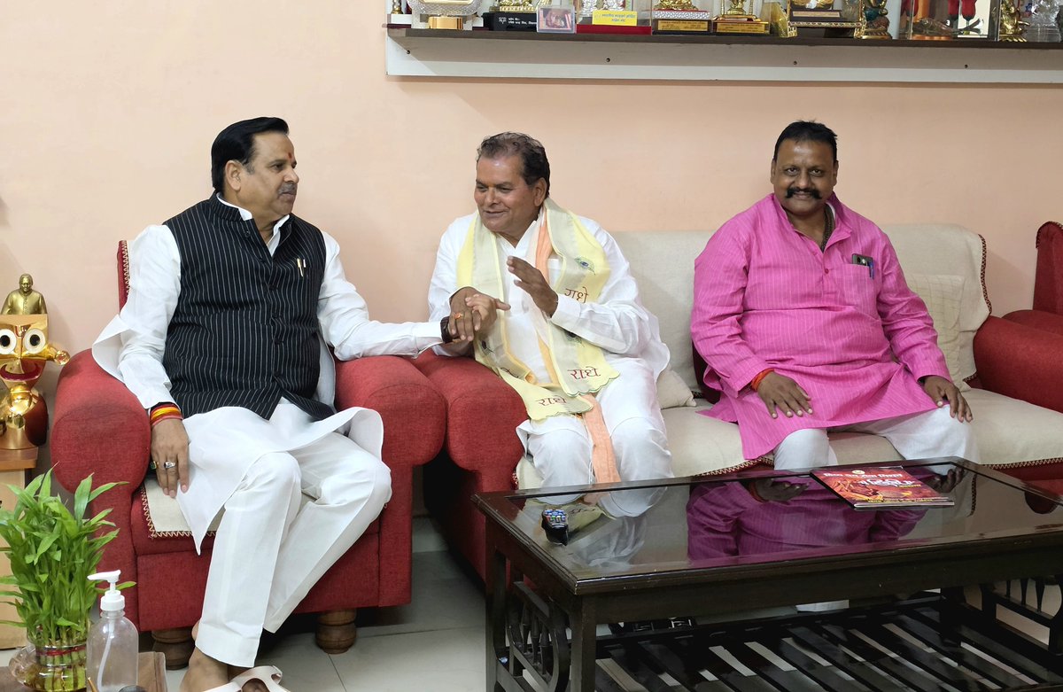 bjpdrmahendra's tweet photo. लखनऊ आवास पर गोरखपुर क्षेत्र के नवनियुक्त क्षेत्रीय अध्यक्ष श्री विनोद राय जी से भेंट कर उन्हें बधाई एवं शुभकामनाएं दी। https://t.co/alpQE8kApi