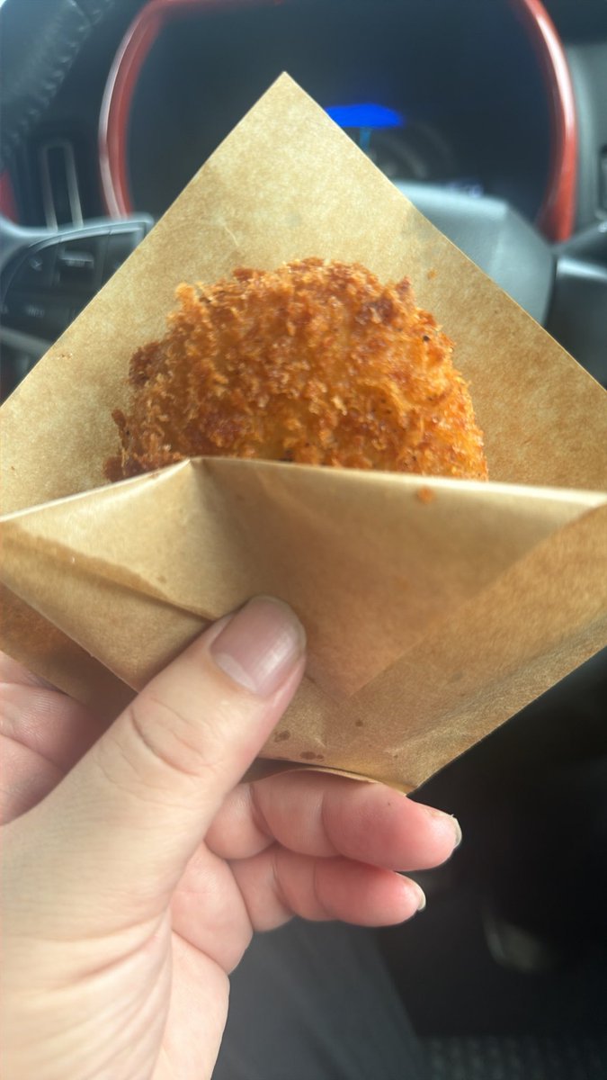 FairyLock's tweet photo. 猪豚のコロッケ
道の駅上野にて

 #猪豚
 #久梨輪
 #食べ物
 #コロッケ
 #道の駅上野 https://t.co/O1gmTxFSMd