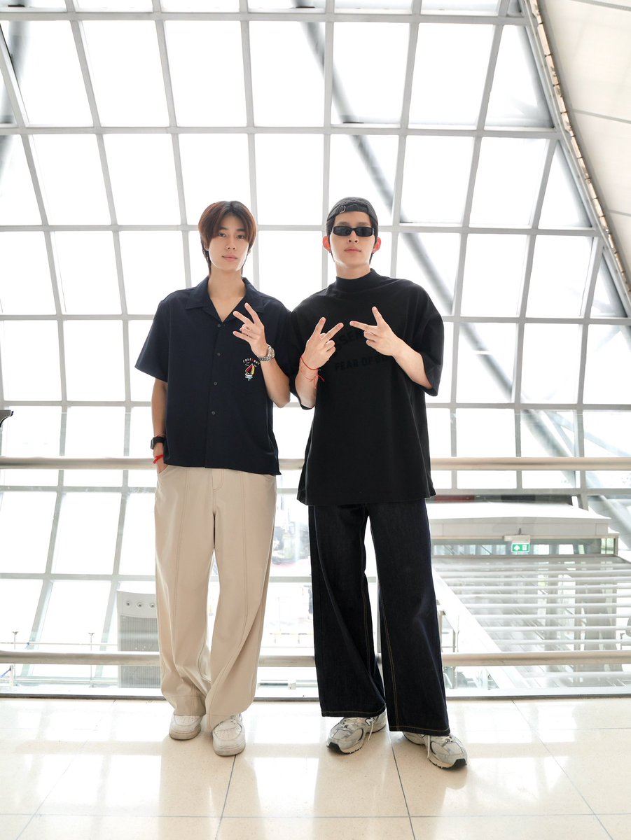 GMMTV's tweet photo. Loading… Philippines mode. ✈️
เจอกันครับผม! 😎🥳

#PondPhuwinRendezvousInManila
#GMMTV
@ppnaravit @phuwintang https://t.co/qbo67KzX3D