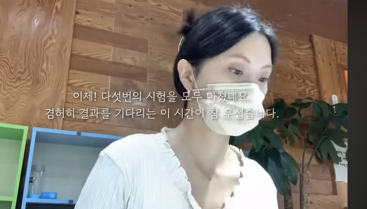 mad_dogdebt's tweet photo. 변호사 오탈 후에도 매일 6시간씩 자기계발하는 여성.

유튜브에서 우연히 보게 된 분인데, 로스쿨 오탈 제도가 참 잔인한 건지, 필요한 제도인 건지 잘 모르겠네.

대충 이분 스토리 보면,

1. 휴학 중 가볍게 본 LEET 성적이 잘 나와 로스쿨에 합격.

2. 하지만 준비되지 않은 상태에서의 합격은 오히려 행운이 아니였음.

3. 입학 전부터 선행학습을 한 동기들과의 격차가 컸고, 3년 내내 따라잡기 위해 공부했지만 첫 시험에서 불합격. 이후에도 연이어 불합격.

4. 건강 문제와 가족 문제까지 겹친 상태에서 마지막 기회를 썼지만 결국 5번째도 불합격. 오탈자가 되면서 더 이상 변호사시험에 응시할 수 없게 됨.

5. 현재는 새 직장을 구해 퇴근 후에도 매일 6시간씩 공부하며 자기계발을 이어가고 있다고 한다.

개인적으로는 회복탄력성이 정말 대단한 분이라는 생각이 들었다.

한편으로는 오탈 제도가 필요한 이유도 분명 있겠지만, 다른 한편으로는 꿈꿔온 길이 눈앞에서 완전히 사라져 버리면 아쉬울것 같음. 아주, 많이
(유튜브 정보는 마지막 사진)