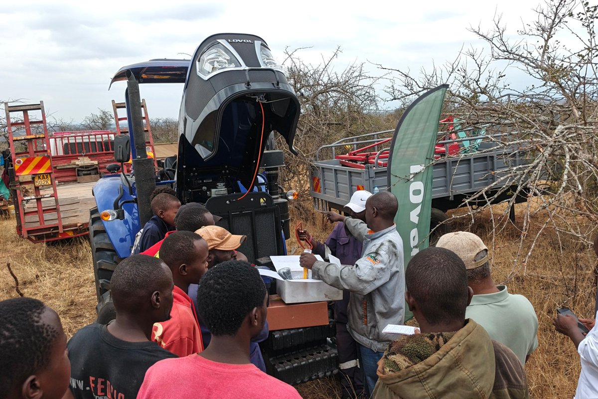 camcokenya's tweet photo. Happy Client. 

We paid a visit, ad we did a (Free) delivery of LOVOL TD904 to our latest client in Manyura, near the Tanzania boarder. 

Our  technician conducted the operator training as we did the official handover of the machine. 

LOVOL is now almost in every corner of Kenya https://t.co/HqTCDFXFP5