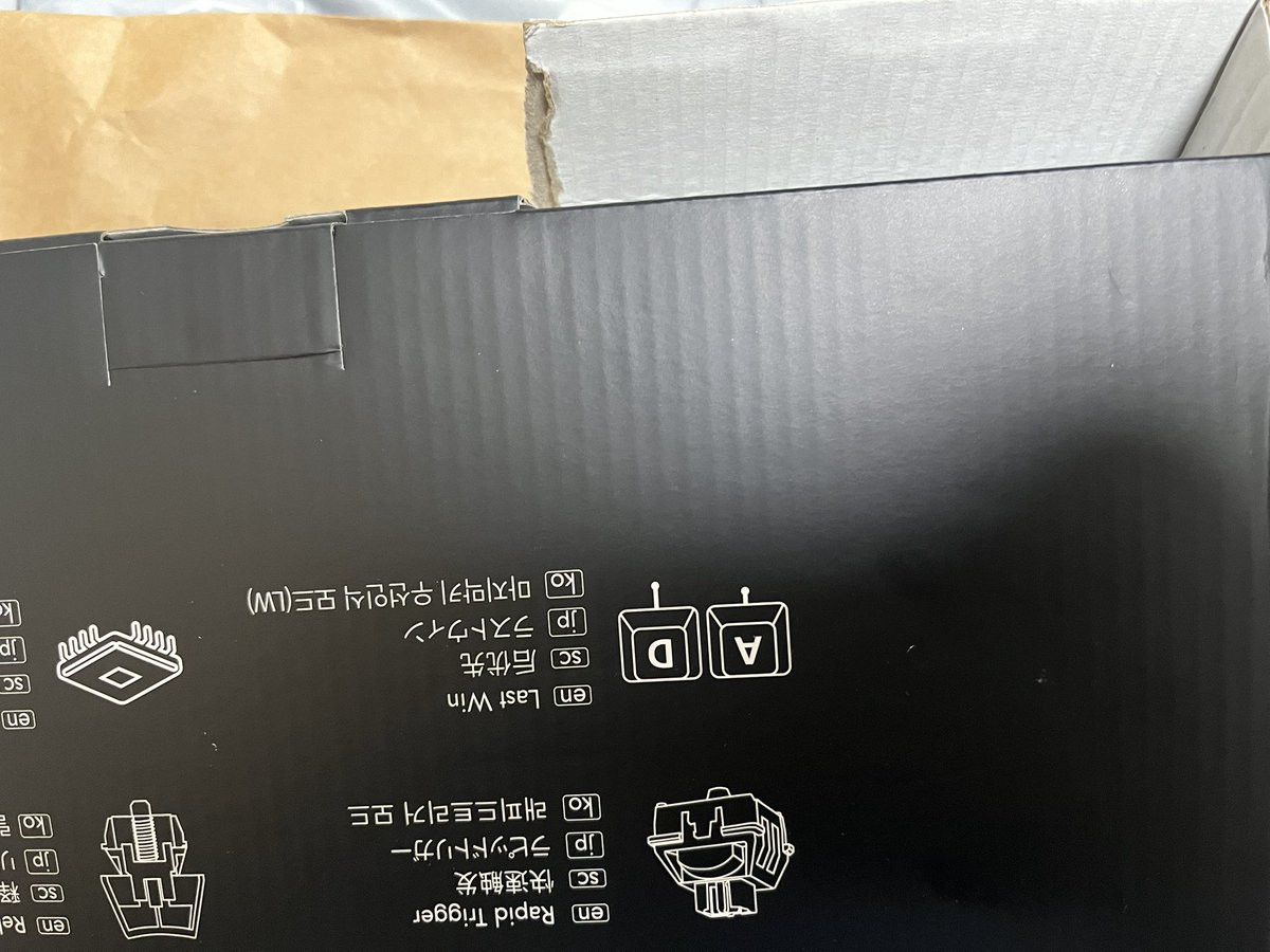 R410_Lime's tweet photo. ちょっと待って？
表面テッカテカやし、箱破けてるんやけどwwww https://t.co/0CjIUyb49c