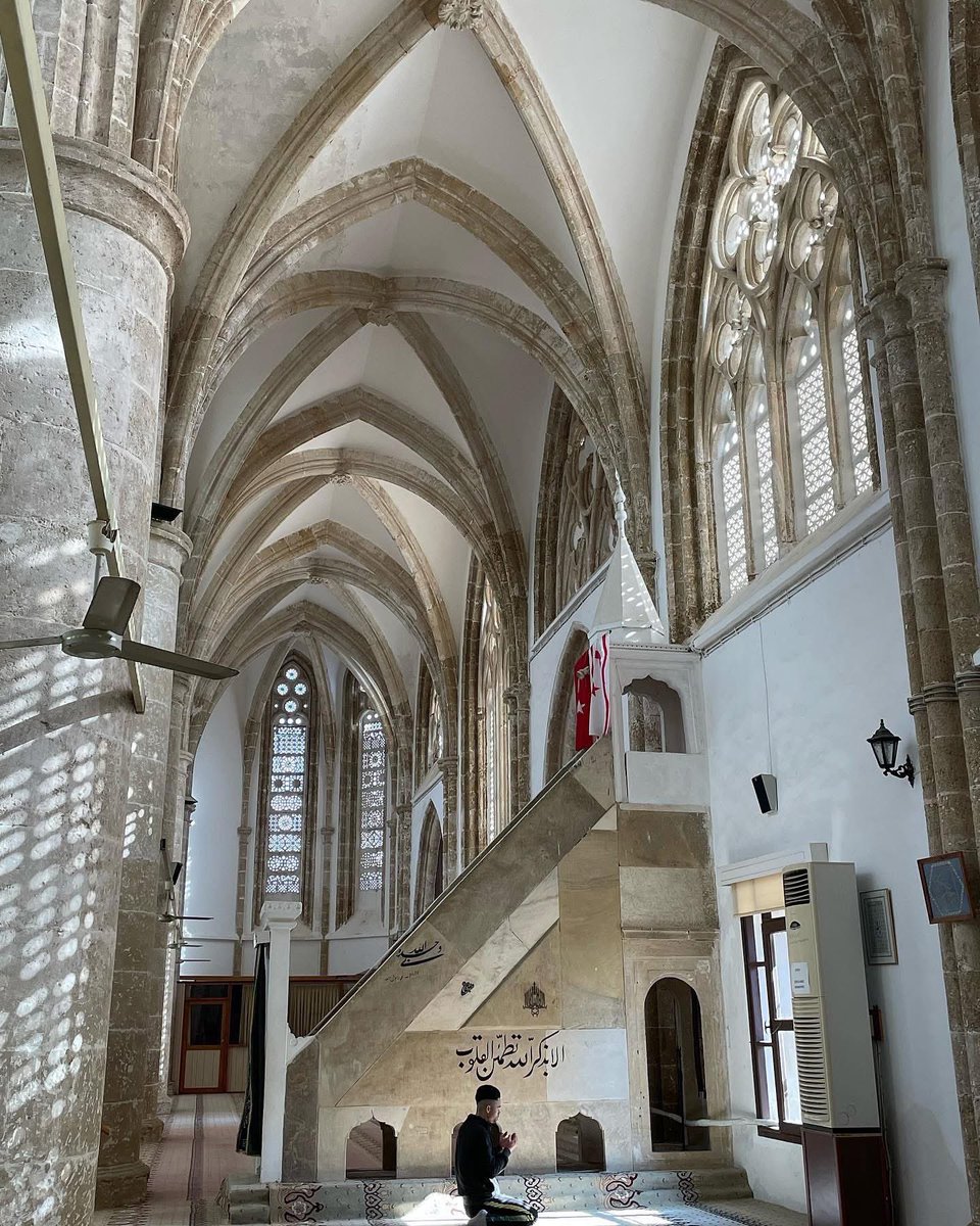 tasvirsanatlari's tweet photo. Bugün Kıbrıs’ın Fethi’nin yıl dönümü kutlanıyor. 🇹🇷🙏

1 Ağustos 1571

Kıbrıs Fatihi Lala Mustafa Paşa adına Mağusa şehir merkezinde bulunan Lala Mustafa Paşa Camii, fetih sonrasında kiliseden camiye dönüştürülmüştür.

Yapının inşasına 1298 yılında, Gotik mimari üslubunda Saint Nicolas Katedrali olarak başlanmış ve 1312 yılında tamamlanmıştır. 

1571’de Mağusa’nın Osmanlı hâkimiyetine girmesinin ardından yapı camiye çevrilmiş ve günümüzde Lala Mustafa Paşa Camii olarak varlığını sürdürmektedir.