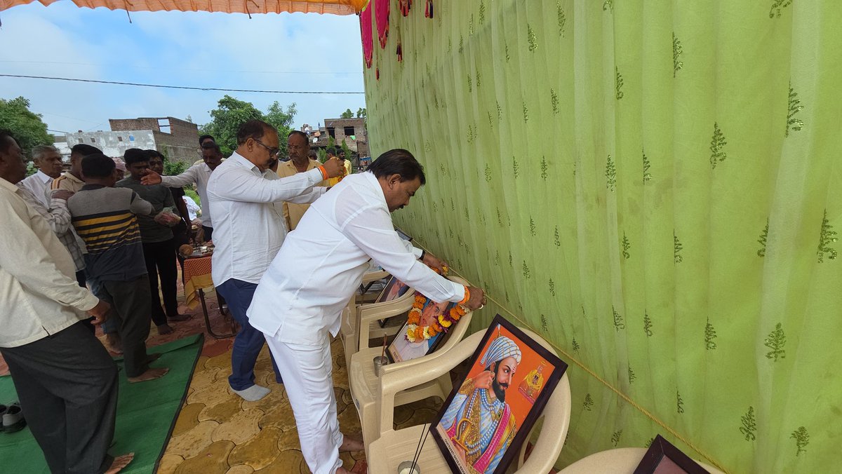 sanjaygaikwad34's tweet photo. साहित्यरत्न लोकशाहीर अण्णाभाऊ साठे यांच्या १०६ व्या जयंतीनिमित्त ग्राम पाडळी येथे आयोजित अभिवादन कार्यक्रमात सहभागी होत त्यांच्या प्रतिमेस पुष्पहार अर्पण करून अभिवादन केले. यावेळी माझ्या हस्ते मानाच्या पिवळ्या ध्वजाचे ध्वजारोहण करण्यात आले.
#sanjaygaikwad #AnnabhauSathe #Padli https://t.co/hWF8zqlwU4