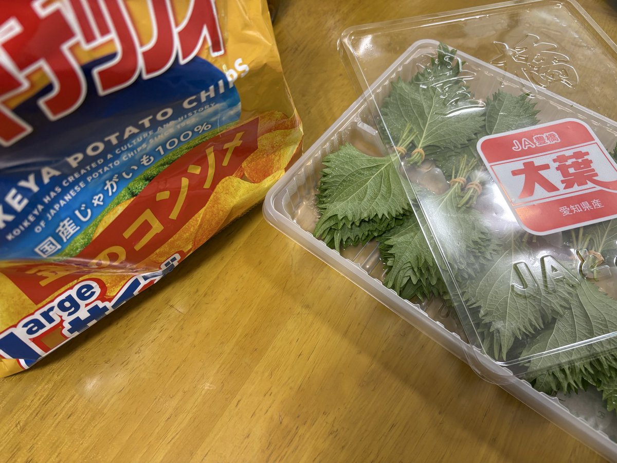 japapamen's tweet photo. ちいかわの映画
「人魚の島の秘密」観にいってきました。
特典は大好きな栗まんぢゅう先輩でした🌰🥃

劇中で栗まんぢゅう先輩がツマミにしてた「大葉と一緒にポテチ」が美味しそうだったのでこれから一杯やる🍼

#ちいかわ https://t.co/XvStJVlhNo