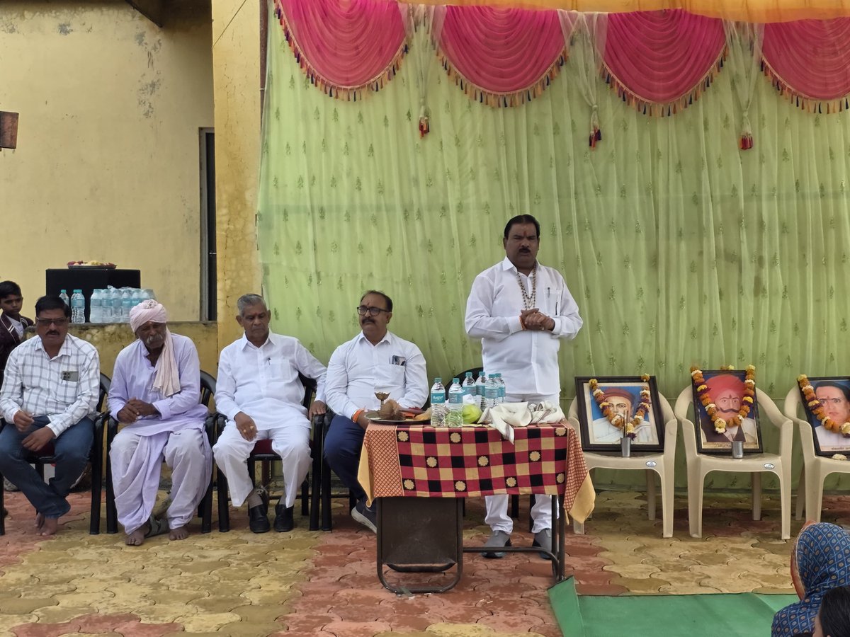 sanjaygaikwad34's tweet photo. साहित्यरत्न लोकशाहीर अण्णाभाऊ साठे यांच्या १०६ व्या जयंतीनिमित्त ग्राम पाडळी येथे आयोजित अभिवादन कार्यक्रमात सहभागी होत त्यांच्या प्रतिमेस पुष्पहार अर्पण करून अभिवादन केले. यावेळी माझ्या हस्ते मानाच्या पिवळ्या ध्वजाचे ध्वजारोहण करण्यात आले.
#sanjaygaikwad #AnnabhauSathe #Padli https://t.co/hWF8zqlwU4