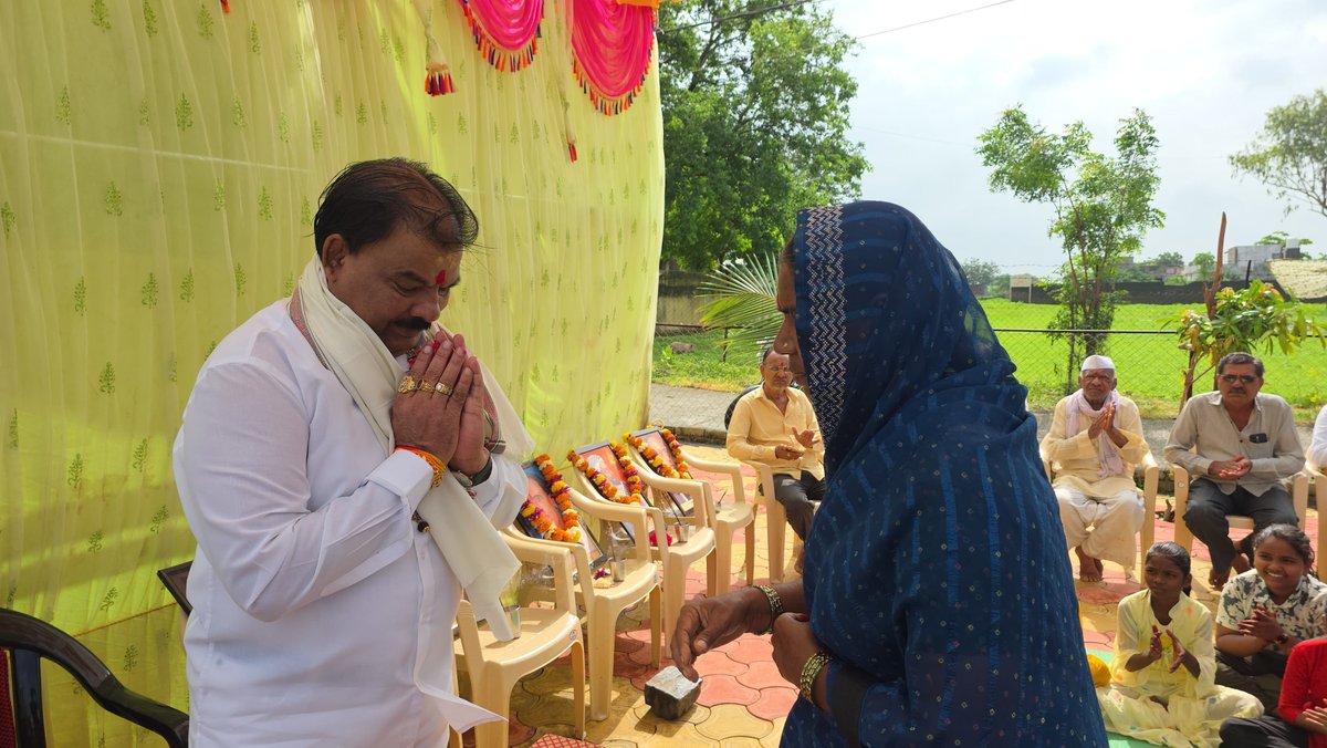 sanjaygaikwad34's tweet photo. साहित्यरत्न लोकशाहीर अण्णाभाऊ साठे यांच्या १०६ व्या जयंतीनिमित्त ग्राम पाडळी येथे आयोजित अभिवादन कार्यक्रमात सहभागी होत त्यांच्या प्रतिमेस पुष्पहार अर्पण करून अभिवादन केले. यावेळी माझ्या हस्ते मानाच्या पिवळ्या ध्वजाचे ध्वजारोहण करण्यात आले.
#sanjaygaikwad #AnnabhauSathe #Padli https://t.co/hWF8zqlwU4