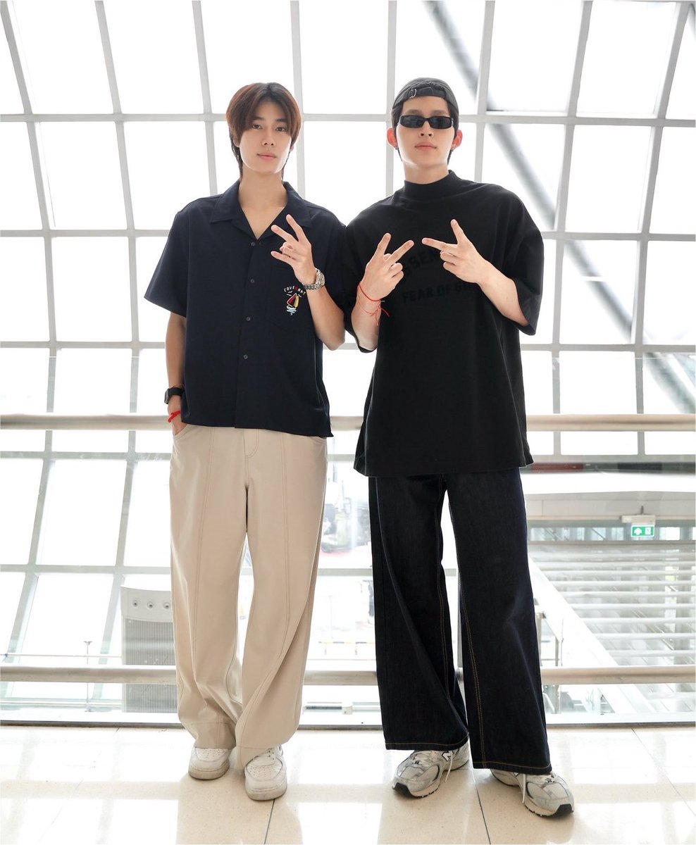 hamburggers's tweet photo. วันนี้มีคนนัดกันแต่งตัวอีกแล้ว มาในตรีมสไตล์ใครสไตล์มันมาก แต่แบบดูจากดาวอังคารก้รู้ว่าเสื้อคู่55555555555555555555 https://t.co/2VREsVp9dx