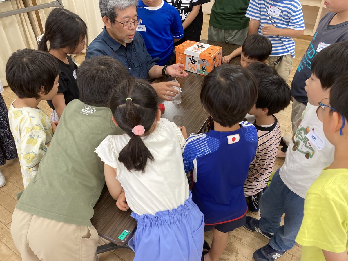 yatsucc's tweet photo. 🪲昆虫教室を開催しました🪲
本日、夏休みこども体験塾「昆虫教室」を開催しました。講師は今年も元市川市自然博物館館長の宮田明吉先生です。定員いっぱいの１６名の小学生と保護者の皆様においでいただき、野外での捕虫体験、そしてメインの標本作り。大人も子どもも満足できる講座でした🪲🪲 https://t.co/75CAAqXIhJ