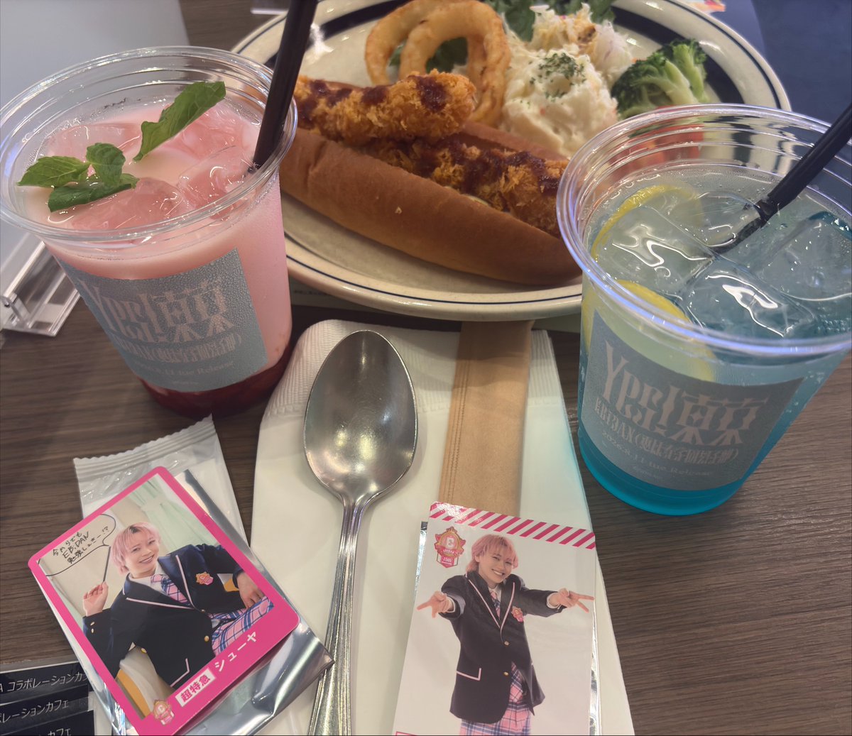 akiko_ebi's tweet photo. EBiDANカフェ EBiSTOREレポ

エビパン、めっちゃ美味しいです！
ドリンクは超特急のいちごミルクとスパドラのブルーレモンスカッシュを飲みました😊
いちごミルクは果肉しっかり入っていて、レモンスカッシュはめちゃくちゃ爽やかで飲みやすい！
A-E別のランダムグッズは各TEAM5個ずつが上限でした。 https://t.co/wO7pHfPhUp