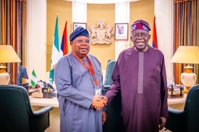 Rejoice_inlife's tweet photo. Look at your president standing like a retired palmwine tapper. There's nothing presidential about this man. https://t.co/DdW0EloRaS
