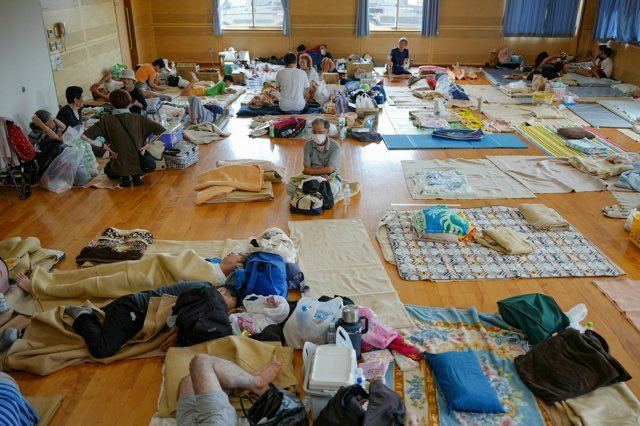 Y59158154454132's tweet photo. 死ぬほど税金取ってるくせに、いざ有事になるとこんなクーラーもない場所で雑魚寝させるとか頭おかしいんか？

海外旅行や議員パーティーさせるためにクッソ高い税金払ってるんじゃないだよ。

もっと国民のために使えよ！

無能売国詐欺師集団のクソ政府が💢 https://t.co/ij4RnXpYtr