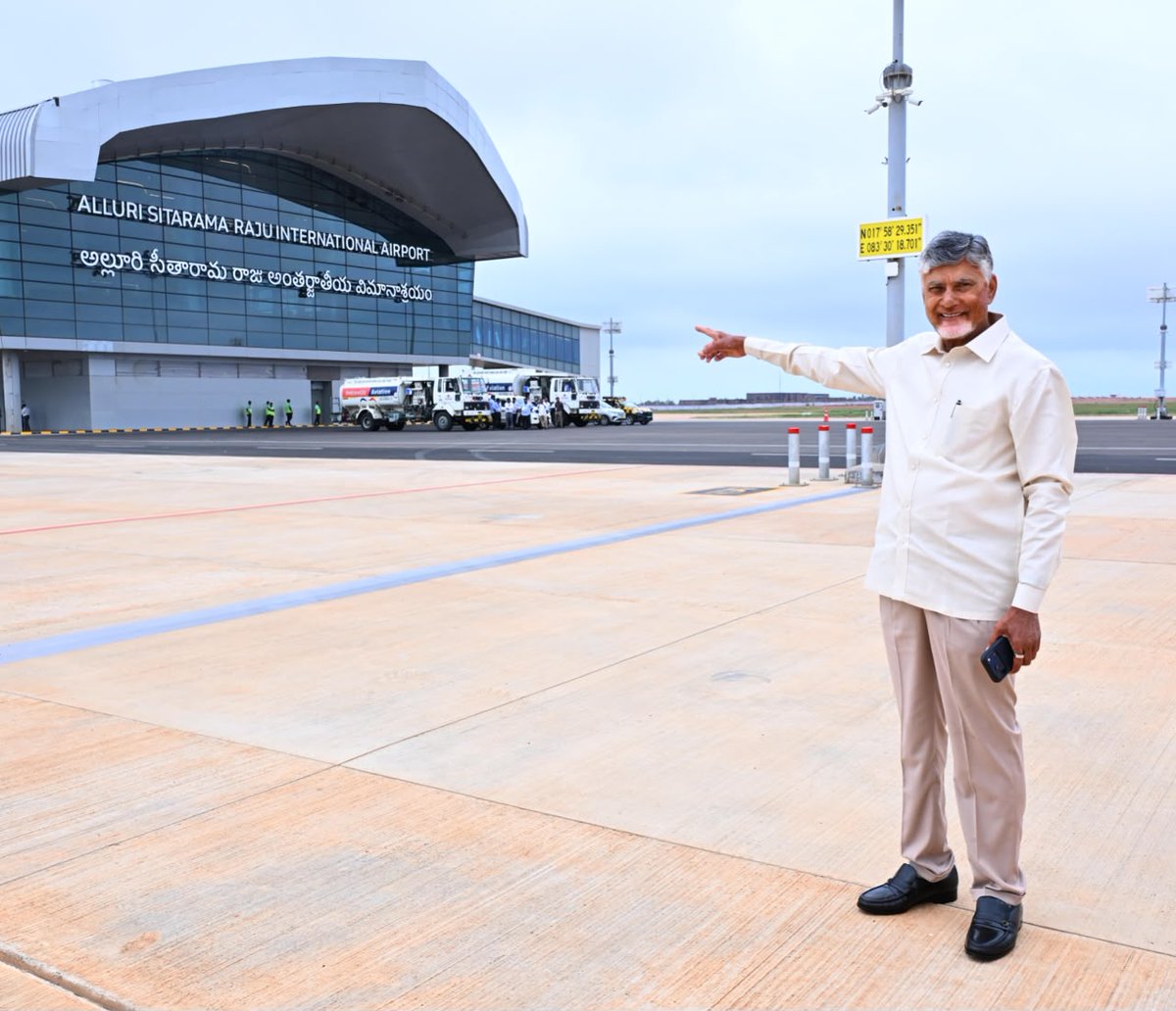 YSRCParty's tweet photo. ఈ క్రెడిట్ చోరీ నాదే !

-చంద్రబాబు నాయుడు

#CreditChorBabu
#BhogapuramAirportByJagan https://t.co/n4FT0CNviB