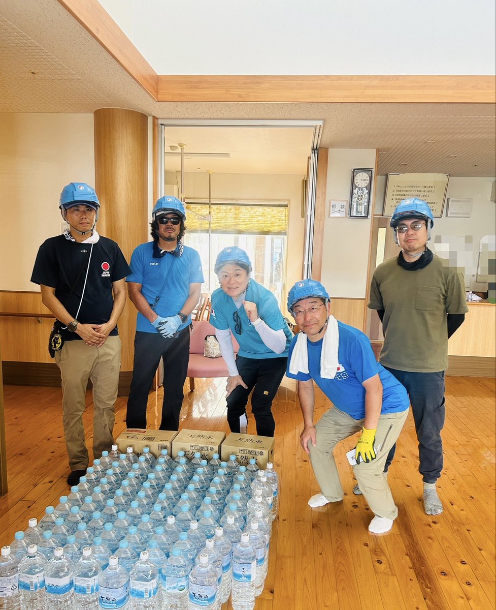 moriken0119's tweet photo. 断水が続く氷川町・老人ホーム——

たくさんの飲料水と保冷セットを必要とされており、お届けできました。

本日は福岡よか隊3名も合流し、
5名で被災地の支援にあたっております。

#がんばろう熊本🇯🇵 https://t.co/gWaMCL7uRr