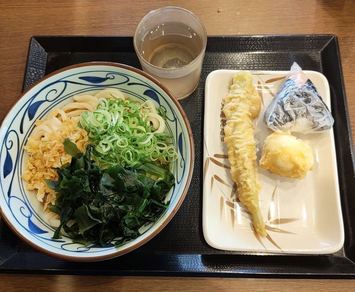 kawaamu's tweet photo. 丸亀製麺が半額の日だったので行ってきた！
ぶっかけ半額ありがたい⸜(*˙꒳˙*)⸝
お腹空いてたから追加し過ぎちゃった(笑)
#丸亀製麺 https://t.co/B6RMPdShiA