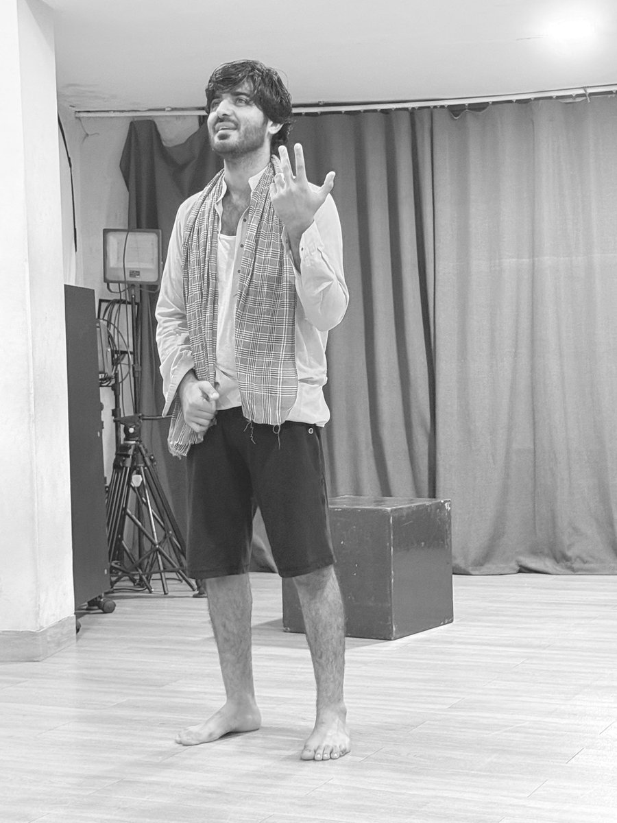 karan1905's tweet photo. तोहर लहंगा उठा देब रिमोट से…

Character : BINDA (बिंदा) 🎭 

पीएस : अपने जैसा न होना, क़िरदार निभाने की पहली शर्त होती है।🙏🏻 बतौर अभिनेता, BINDA करने में, BINDA का क़िरदार निभाने में, बेहद रस मिला।।♥️ https://t.co/V9ZqGtGh55