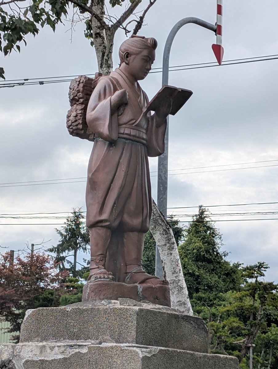 北海道の廃校で、二宮金次郎像を発見しました