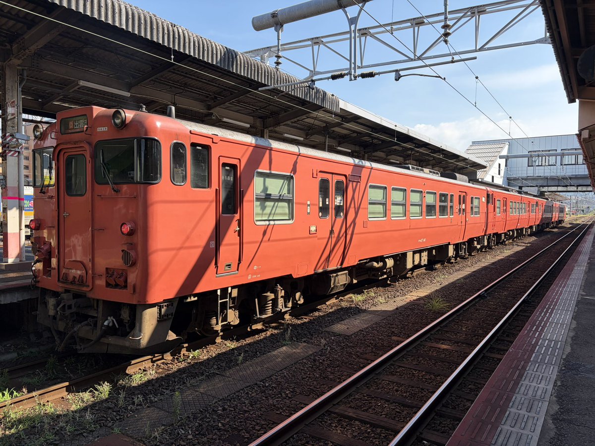 DestroyerMatcha's tweet photo. 2026年8月1日(土)
141K 普通 出雲市行
←キハ47-33+3011+3017+141
米子駅にて

松江水郷祭開催に伴い、増結4両編成(所定2両編成)かつトリプルヘッダー組成での運行です。 https://t.co/LW9v1fhQpL