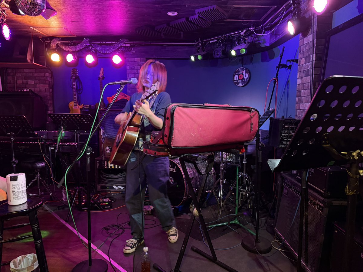 yuri_dr_sun's tweet photo. 2026.8.1 #円山町Music11 #渋谷nob vol.34
夏の暑さを爽やかに吹き飛ばすセトリでした
尖ってなくて柔らかい音なんだけど突き刺さってきました～
神僕は神だったなぁ
あちらこちらで花火大会があるってことで渋谷でも花火がブチ上がって楽しかった
#YuLyrics #YURI https://t.co/hDvGkk9pEM