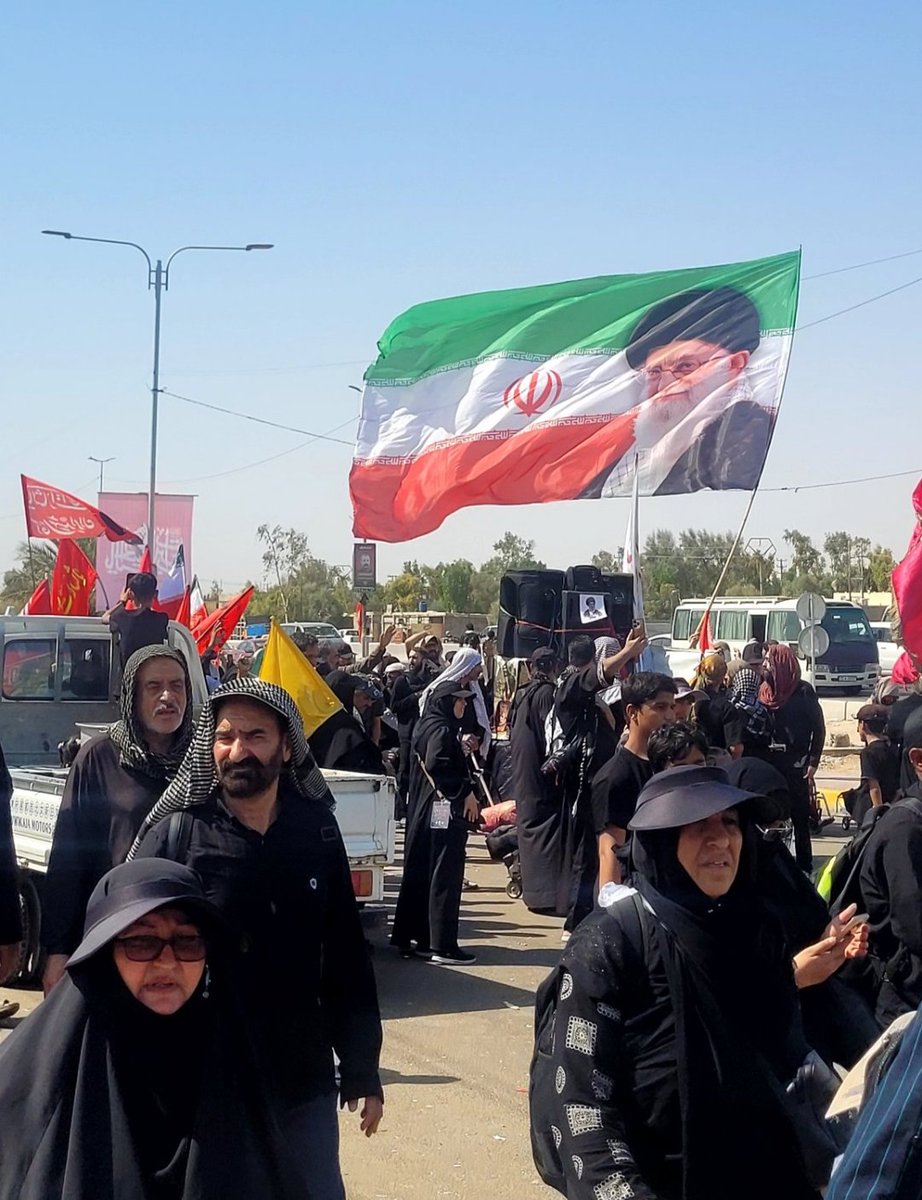aramsh080's tweet photo. قشنگیهای مسیر اربعین پرچم سه رنگ زیبای ایران همراه با عکس اقای شهید ایران که جانش وخانوادش رو برای این پرچم و ایران فداکرد همه به نیابت رهبر شهید و خانوادش وشهدا داریم این مسیر رو طی میکنیم تا به کربلا و زیارت سالارشهیدان امام حسین برسیم
#یا_لثارات_الحسین 
۶۴ https://t.co/d3OJ7l4L5H