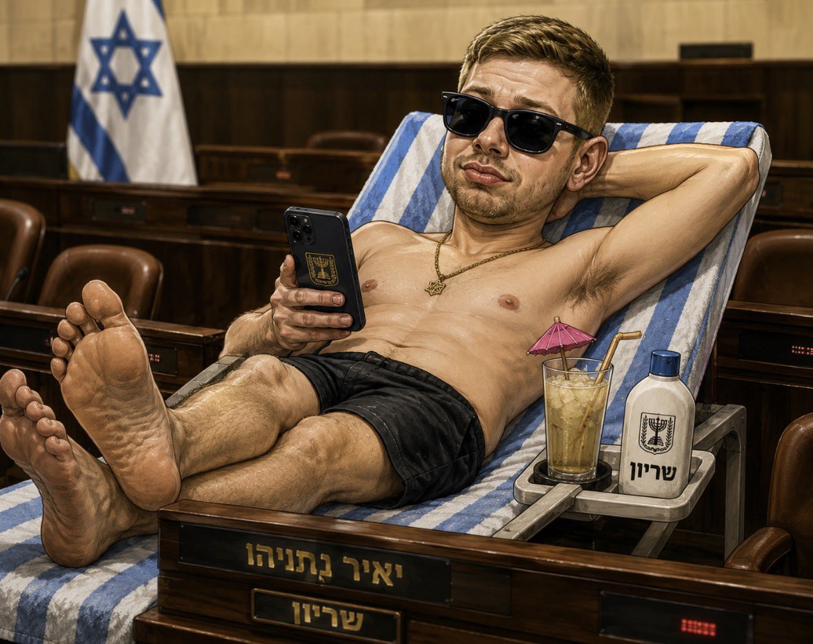 ShperlingAmir's tweet photo. השמועות שעפות עכשיו באוויר, על זה שנתניהו שוקל לשריין את יאיר ברשימת הליכוד, נשמעות במבט ראשון כמו בדיחה רעה. אבל כשחיים בתוך פח אשפה בוער, לומדים מהר מאוד שהתרחישים המופרכים וההזויים ביותר הם אלה שבסוף מתגשמים.

תחשבו על האפשרות הזו לרגע. 

הילד שמעולם לא עבד יום אחד בחייו, שאין לו מקצוע, שאין לו שום ניסיון, וכל הרזומה המקצועי שלו מסתכם בציוצי ארס באמצע הלילה ובפודקאסט צפצפני, יכהן כמחוקק. בזמן שחצי מדינה אכלה בוץ בעזה, קפאה בשוחות בלבנון או התפרקה בבתי קברות צבאיים מאז השבעה באוקטובר, הגיבור הדגול העביר את המלחמה על מיטת שיזוף במיאמי. 

אפס ימי מילואים, אפס עשייה, אפס בושה. מאבטחי שב״כ החזיקו לו את הקיסם של הזית בבריכה כדי שלא יתאמץ.

והאפשרות שדווקא הוא יקבל שריון במפלגת השלטון היא מושלמת. היא מדויקת באופן מצמרר למה שהליכוד הפך להיות היום. מפלגה שפעם התהדרה באנשים עם אידאולוגיה, תוריד את הראש ותצדיע לפרזיט שההישג היחיד שלו בחיים זה הזרעון הספציפי שממנו הוא בקע. 

הרי אפילו במשרד הפנים השם שלו הוא ״יונתן הון״, שם בדוי של סוכן נדל״ן כושל, איש צללים שמסתתר מאחורי פיקציה קטנה ועלובה בזמן שאנשים אמיתיים משלמים את המחיר בחיים שלהם ובפרנסה שלהם. מפלגה שוויתרה על כל שריד של כבוד עצמי בשביל לרצות את הבית בבלפור.

אם הסיוט הזה יתרחש, דמיינו את הרגע שבו הוא יעמוד במליאה. הוא ירים יד רכה וחלקה שלא החזיקה נשק, שלא עבדה בטורייה, שלא הקלידה בחיים קוד. שרה תסתכל עליו מהיציע, תמחה דמעה ותסביר כמה הוא סבל למעננו בגלות, וביבי יחייך את החיוך המוכר שמבהיר לכולנו שאנחנו פראיירים. 

חברי הכנסת של הליכוד, אלה שמטיפים לנו כל היום על פטריוטיות וגאווה לאומית, יעמדו בתור, מזיעים, כדי לנשק את הטבעת של הבטלן הכי גדול במזרח התיכון.

אם המהלך העלוב הזה יצא לפועל, אל תטרחו אפילו להתרגז. במדינה שבה מילואימניק חוזר אחרי מאתיים יום לעסק שקרס, זה רק הגיוני ונכון שנממן למר יונתן הון את המשכורת ואת המזגן במליאה. בסוף, כולנו סתם העובדים הזמניים שלו. הים של עזה בטח נראה בדיוק אותו דבר מהמסך שלו במיאמי, רק בלי הריח של השרוף ובלי הצעקות.